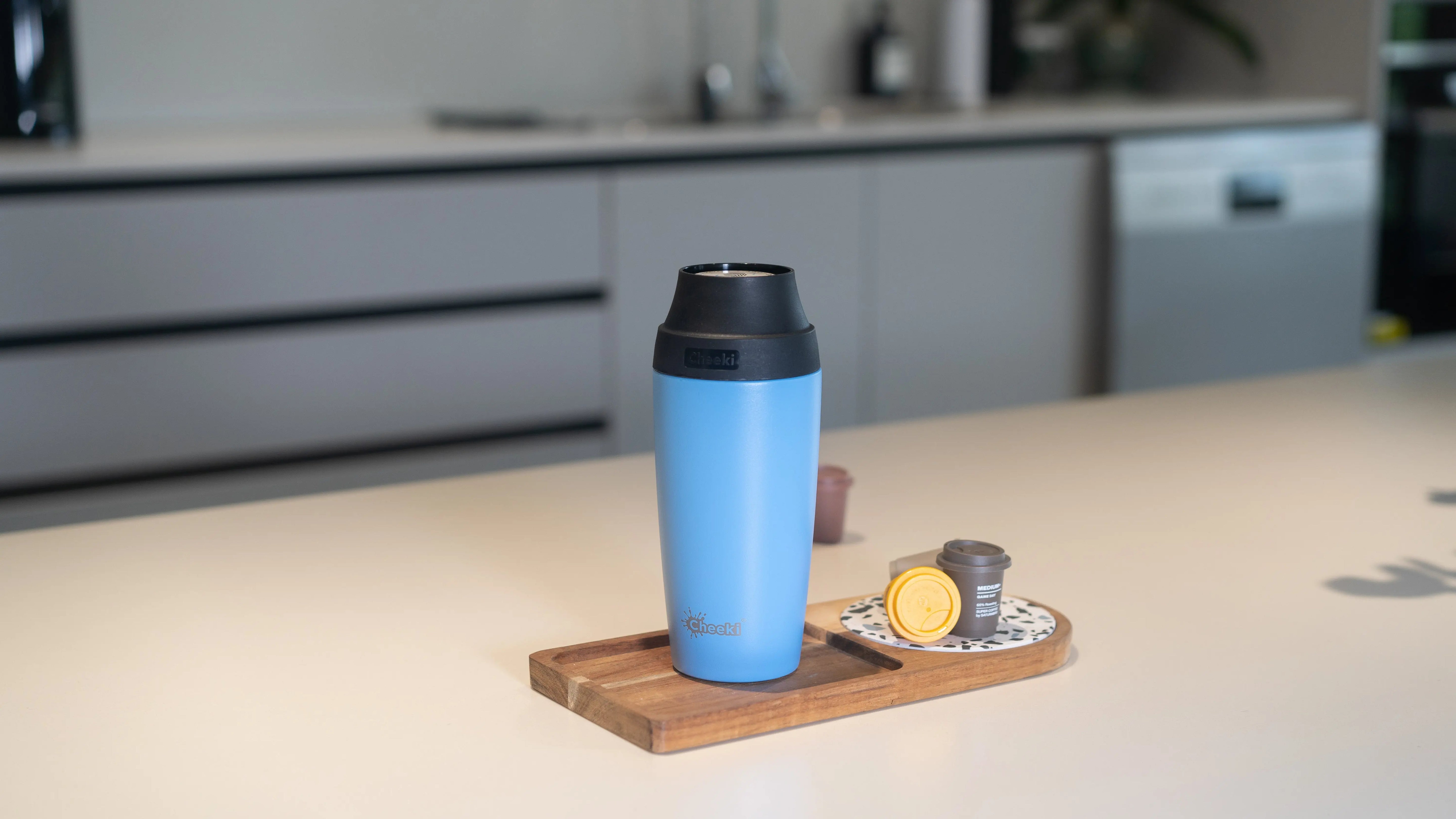 Cheeki Coffee Mug Surf 450ml lifestyle