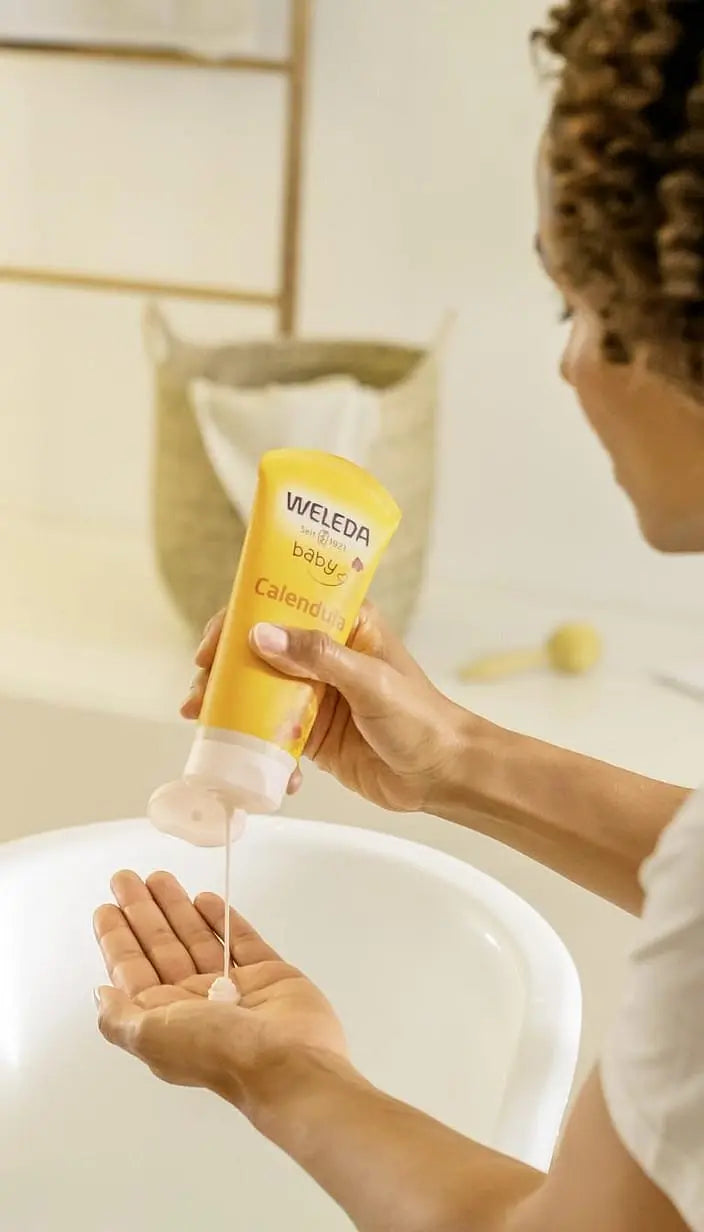 Weleda Calendula Shampoo & Body Wash Baby 200ml lifestyle