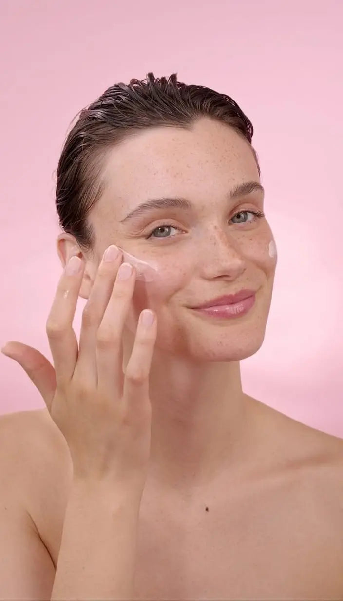 Weleda Smoothing Day Cream Wild Rose & White Tea 40ml lifestyle